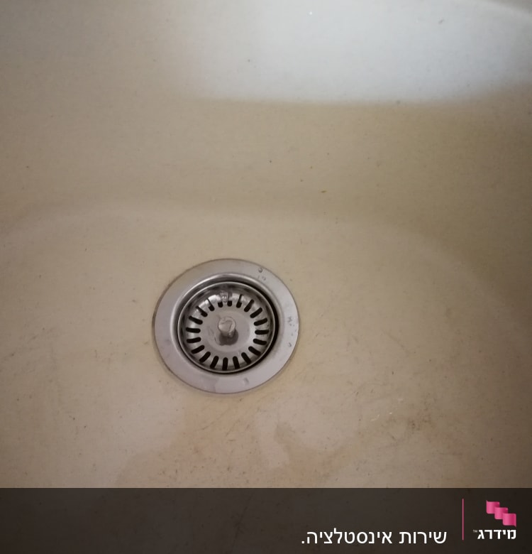 כיור עם פתח ניקוז מתכתי